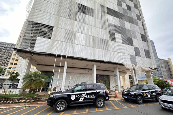 Imagem colorida de uma viatura em frente a Secretaria de Fazenda- Metrópoles