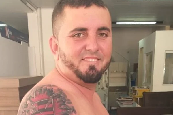 Ex-vascaíno cobre tatuagem da cruz-de-malta com escudo do Flamengo