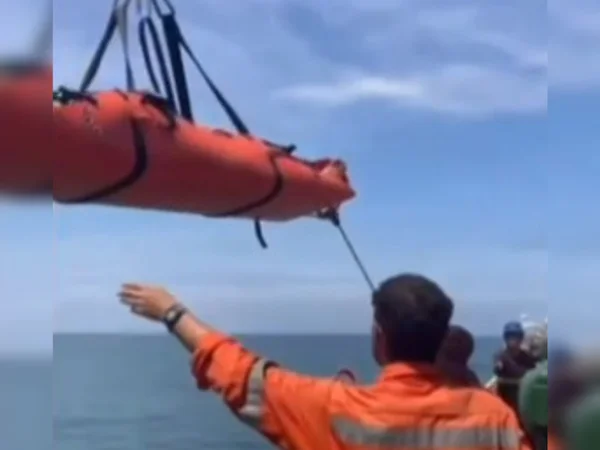 Imagem de maca sustentada por corda em meio ao alto mar - Metrópoles