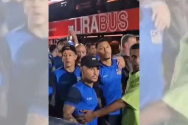 Imagem colorida dos jogadores do água Santa - Metrópoles