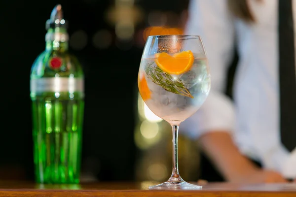 Aprenda a fazer drinks com a equipe da Help!Bar, marca que atende as principais festas de Brasília