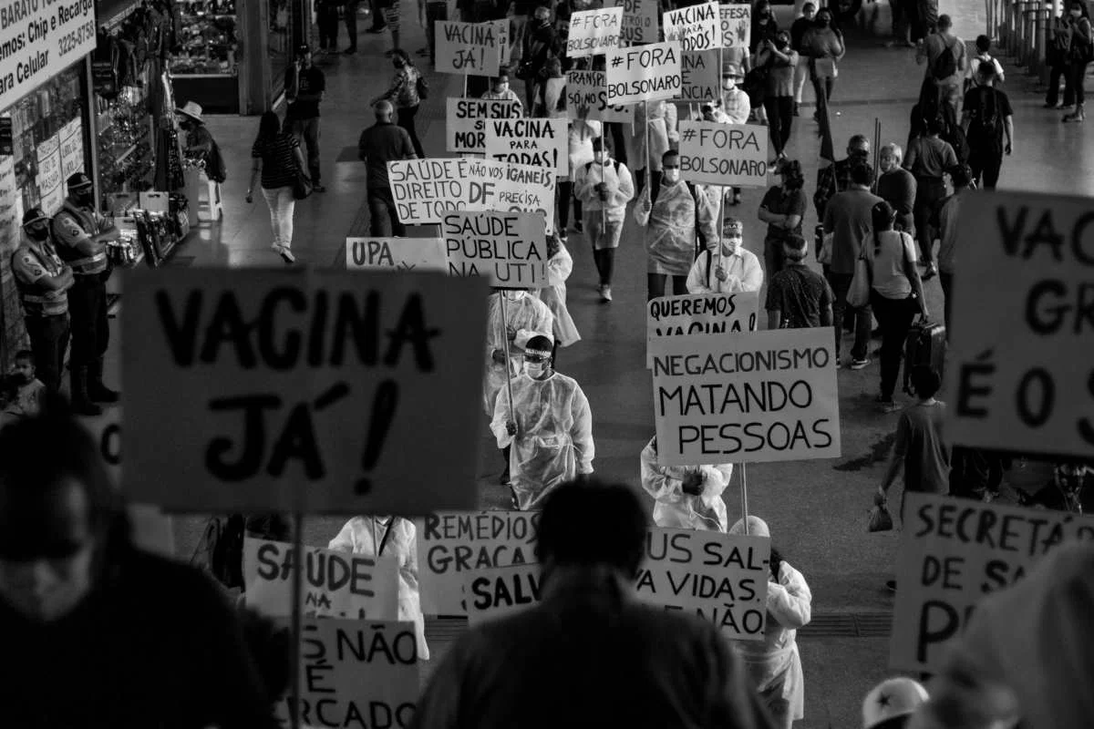 Eles reclamam da tentativa de Bolsonaro de privatizar o Sistema Único de Saúde Eles reclamam da tentativa de Bolsonaro de privatizar o Sistema Único de Saúde