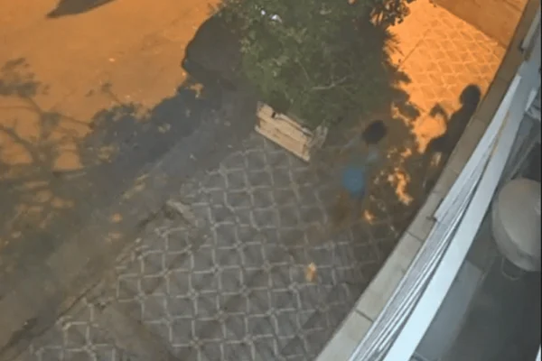 Imagem colorida de uma jovem sendo perseguida por uma mulher armada em Santos - Metrópoles