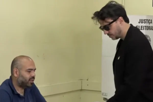 Renan Santos vota em São Paulo: “Eleição mais estranha desde 1989”