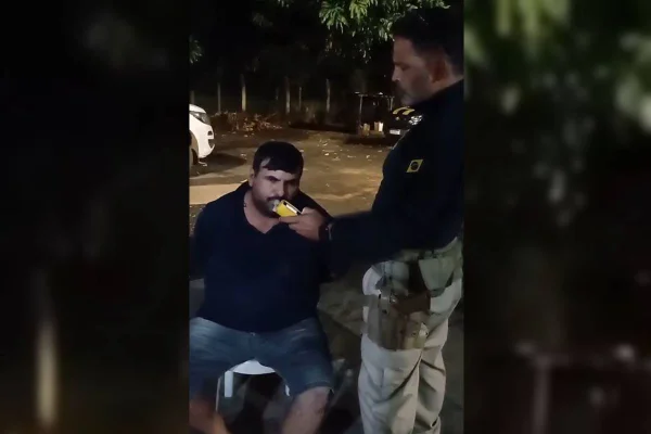 Homem soprando bafometro da PRF - Metrópoles