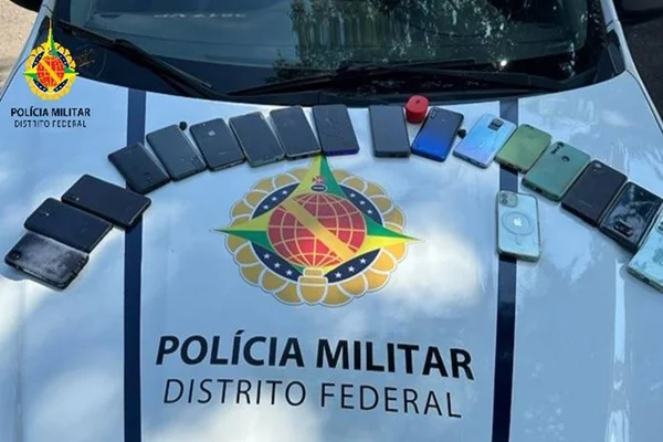 celulares em cima de viatura da PMDF
