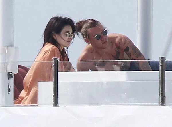 A internet parou depois de Kendall Jenner e Harry Styles serem fotografados juntos no Caribe