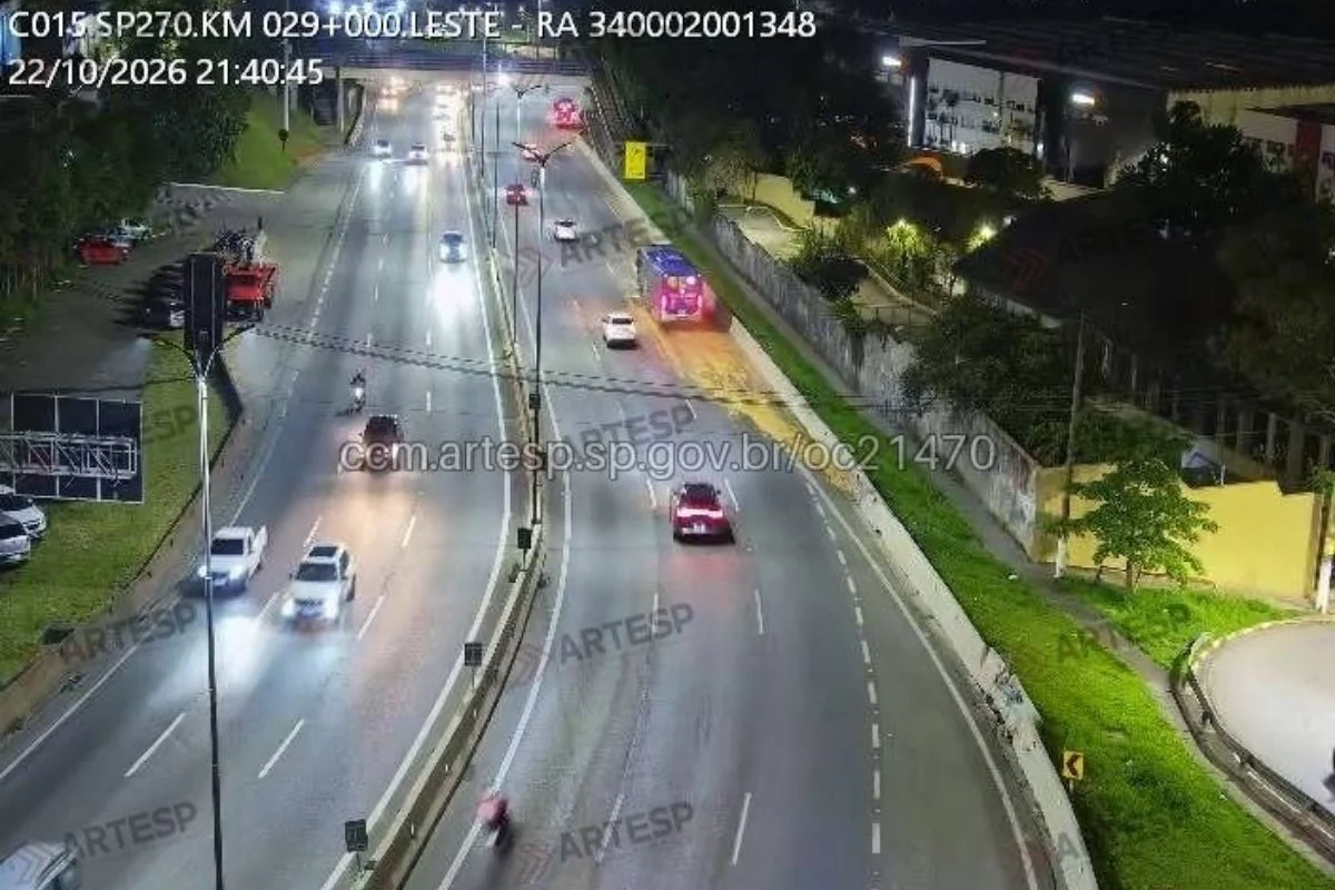 Motorista em fuga bate contra 6 veículos e morre durante perseguição em SP - imagem 7 Motorista em fuga bate contra 6 veículos e morre durante perseguição em SP - imagem 7
