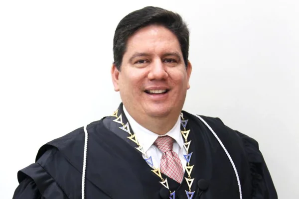 Conselheiro do TCE-AM Ari Jorge Moutinho da Costa Junior é acusado de xingar colega de "puta" e "vadia". Ele virou réu no STJ