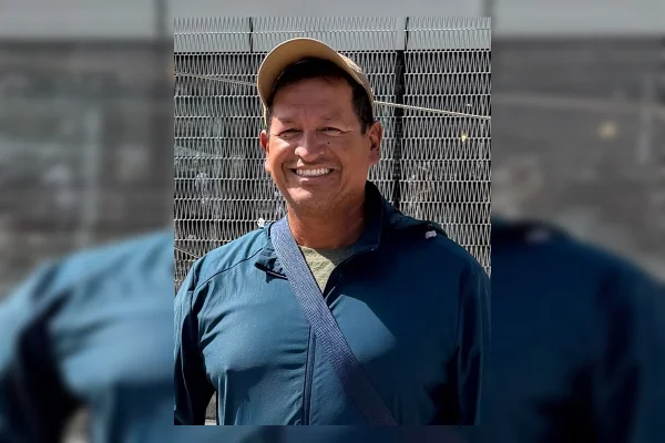 Homem de casaco azul e boné