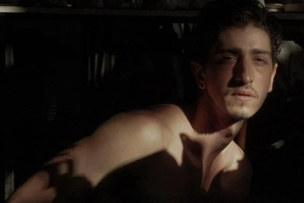 Protagonista do beijo grego, Johnny Massaro defende Verdades Secretas