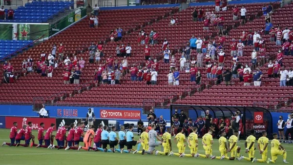 EUA: em jogo com público, atletas são vaiados durante protesto antirracista