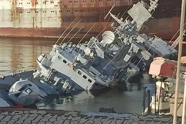 Navio de guerra ucraniano é afundado pelo próprio país. Na foto, vê-se o navio parcialmente submerso - Metrópoles