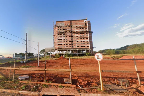 Prédio inacabado cerca por terreno - Metrópoles