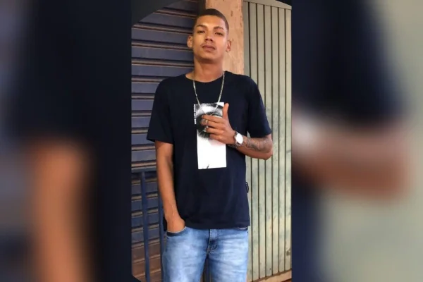 homem fazendo sinal de positivo