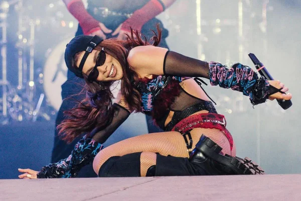 Foto da cantora Anitta em cima do palco