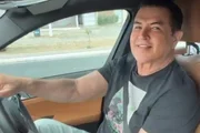 Beto Barbosa é clicado dentro do carro