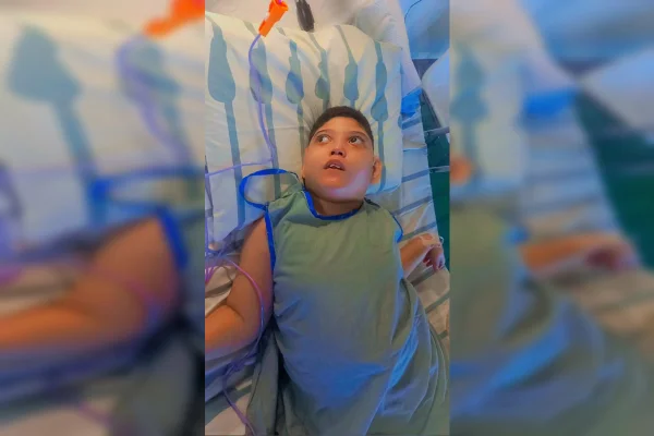 Menino com escoliose grave precisa de cama hospitalar; veja como doar