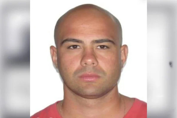 Homem branco, careca, sem barba - Metrópoles