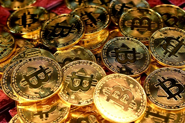 Bitcoin bate novo recorde e supera US$ 124 mil pela 1ª vez na história