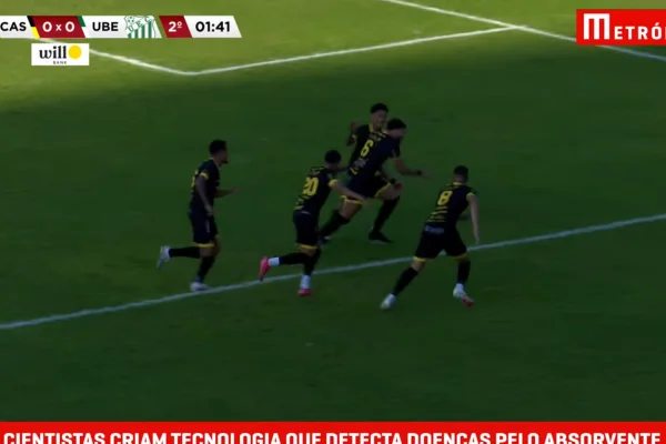 Jogadores do FC Cascavel-PR comemoram gol de virada na Série D