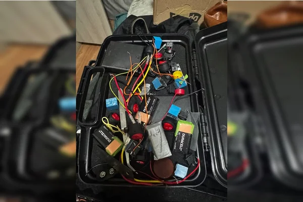 Imagem colorida, pilhas e materiais em uma mala