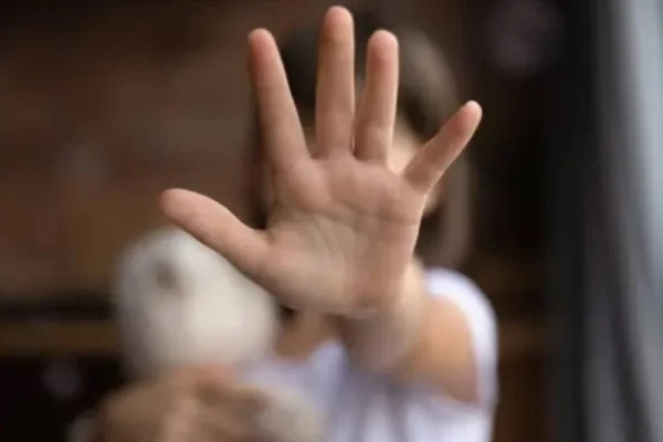 Criança perde ponta do dedo em acidente na escola e TJDFT condena GDF