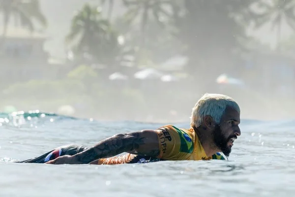 Italo Ferreira: das “pranchas” de isopor ao topo do surfe mundial