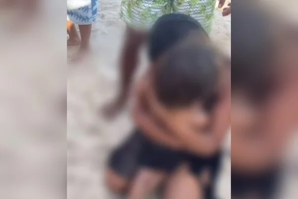 Imagem colorida mostra mãe que reencontro entre mãe e filho - Metrópoles