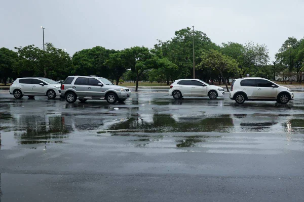 Semana começa com alerta de chuvas no DF; confira a previsão do tempo