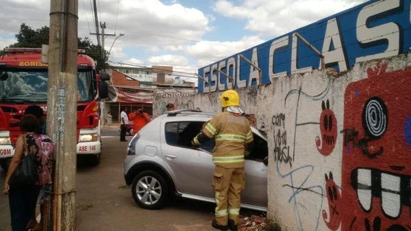 Mulher perde controle de carro e bate no muro de escola em Taguatinga