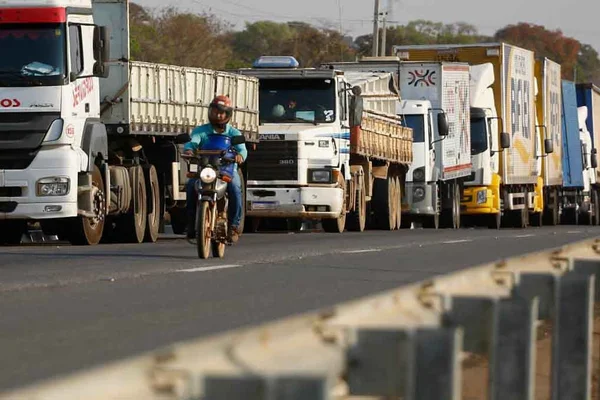 Caminhoneiros exigem queda no preço do diesel e marcam greve para 1º de novembro