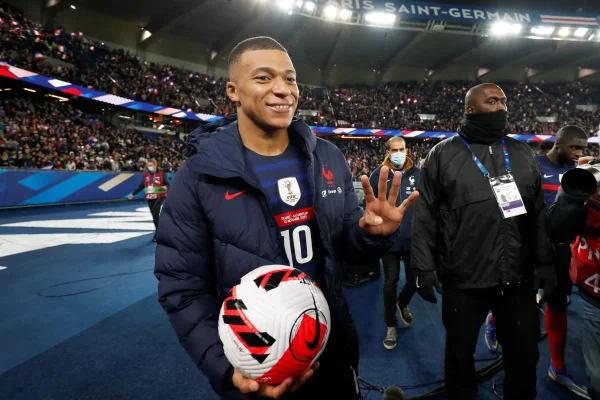 Mbappé marca quatro gols e garante França na Copa; Bélgica está dentro