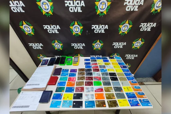 Dupla suspeita de lucrar R$ 100 mil com golpes é presa com 85 cartões no RJ