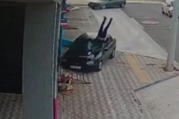 Vídeo: mulher é arremessada por carro desgovernado no interior de SP