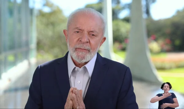 Imagem colorida de pronunciamento de Lula - Metrópoles