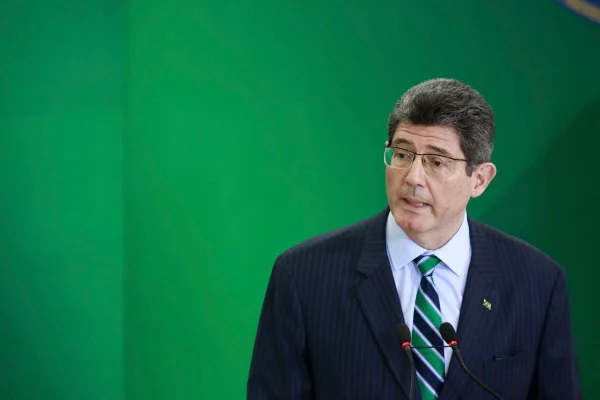 Joaquim Levy sofre pressão por devolução de R$ 100 bilhões