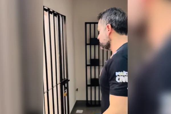 Delegado mostra “hotel 5 estrelas” da polícia: “Sempre cabe mais um”