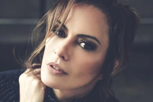 Núbia Oliiver posa ao lado de modelo trans usando apenas lingerie