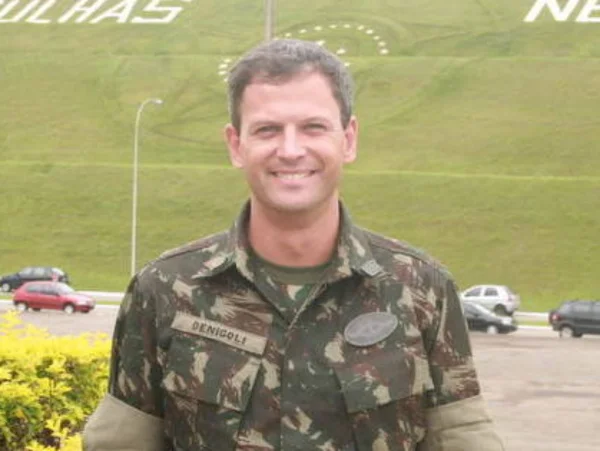 Imagem colorida mostra Angelo Denicoli, homem branco, sem barba, cabelo claro, fardado com roupa do Exército, em um local aberto e gramado; ele fazia parte do governo Tarcísio e foi demitido após operação da PF - Metrópoles