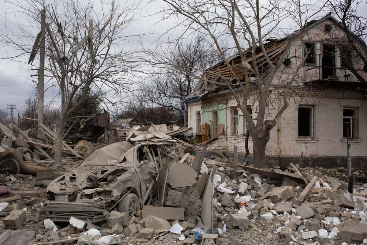 Uma visão das casas residenciais que foram destruídas por bombardeios em 5 de março de 2022 em Markhalivka, Ucrânia Uma visão das casas residenciais que foram destruídas por bombardeios em 5 de março de 2022 em Markhalivka, Ucrânia
