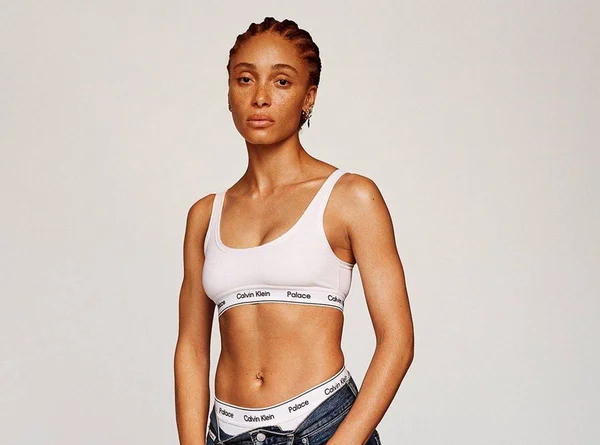 Na imagem com cor, modelo usa sutiã e calcinha da nova coleção da Calvin Klein com a Palace