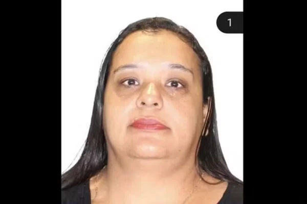 Foto colorida de Gisele Oliveira, de 40 anos, acusada de matar 5 filhos envenenados em Minas Gerais - Metrópoles