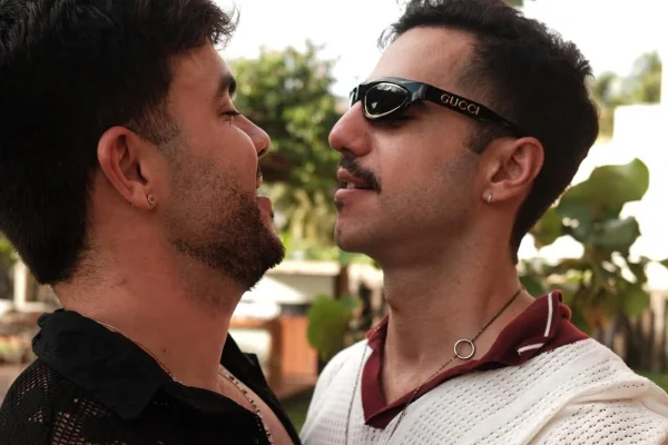 Álvaro Xaro e Matheus Lisboa posam em clima de romance durante viagem - Metrópoles