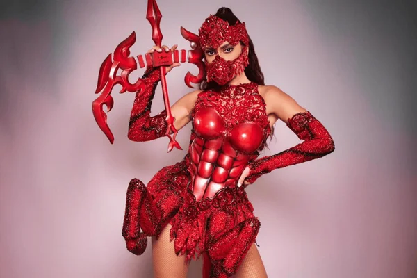 foto com cor. cantora anitta com look vermelho - metrópoles