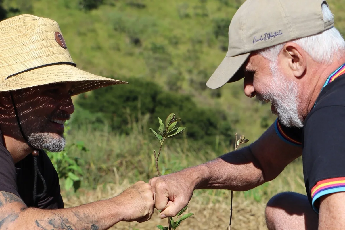 Bruno Gagliasso, e o pai, Paulo César Marques, plantando uma árvore Bruno Gagliasso, e o pai, Paulo César Marques, plantando uma árvore