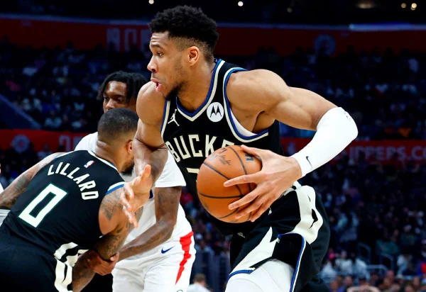 Giannis Antetokounmpo #34 do Milwaukee Bucks na Crypto.com Arena no dia 10 de março de 2024 em Los Angeles