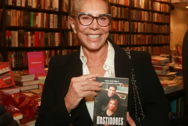 Atriz Arlete Salles segurando o livro Bastidores durante lançamento no Rio de Janeiro - Metrópoles