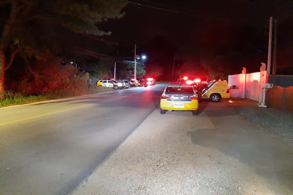 Dupla faz família refém e um morre em confronto em Curitiba