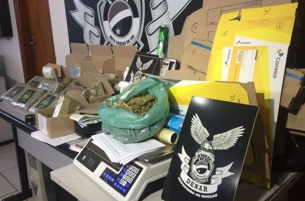 Jovem foi flagrado em um shopping ao postar sete caixas de maconha pelo correio